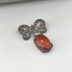 Alfinete de prata c/ pedra âmbar e marcassites