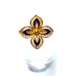 ANEL FLOR C/ ESMALTE AZUL EM AÇO C/ BANHO DE OURO