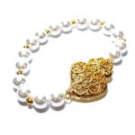 PULSEIRA DE PEROLAS CORAÇÃO EM AÇO BANHO DE OURO