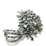 ALFINETE CHOVEIRO ESTILIZADO