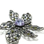 ALFINETE FLOR ESTILIZADA C/ PONTO LUZ LILÁS